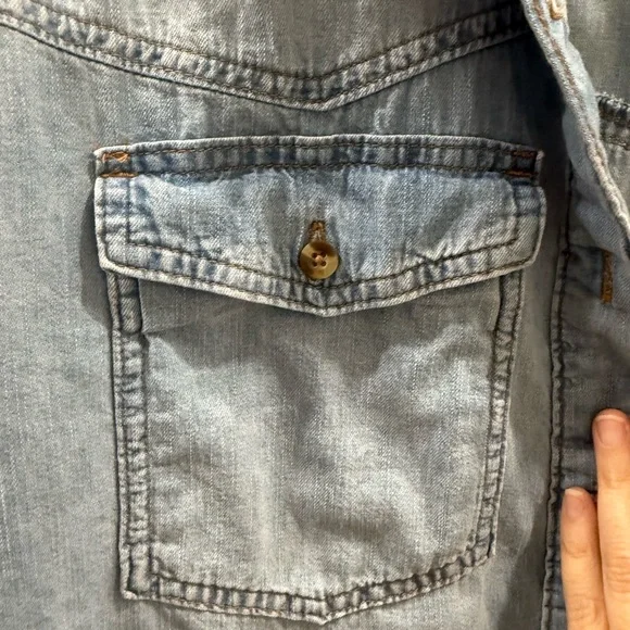 NWOT Sofia Vergara Light Blue Denim Shirt - Picture 3 of 5